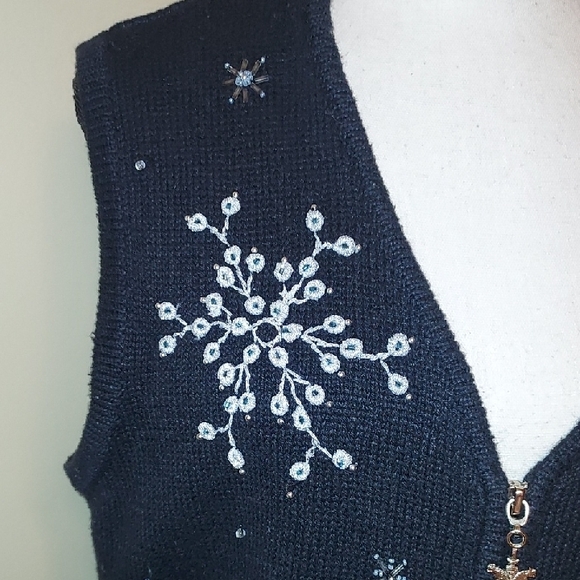 Women's V-Neck Sweater Vest with Snowflake Design - Picture 4 of 5